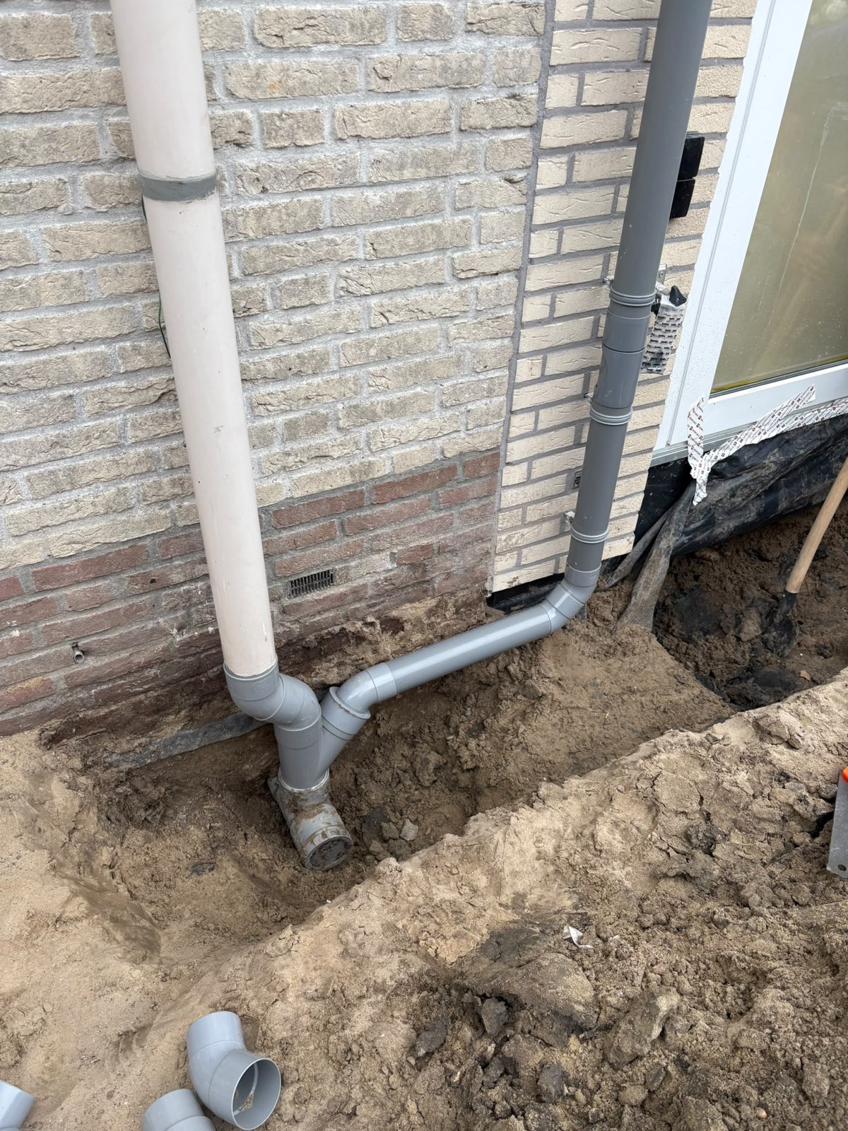 Nieuwe hemelwaterafvoer en riolering strak aangesloten op de gevel