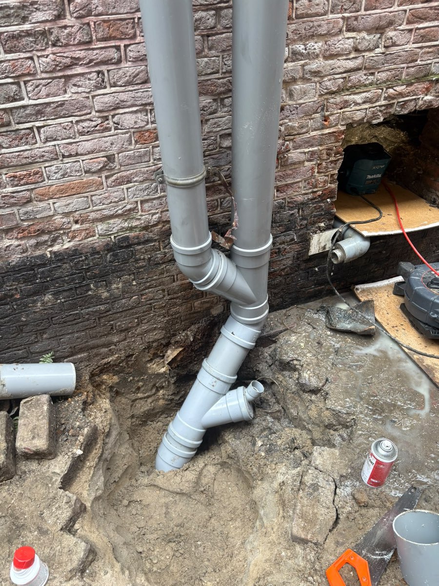 Nieuwe PVC-standleidingen strak aangesloten op het riool