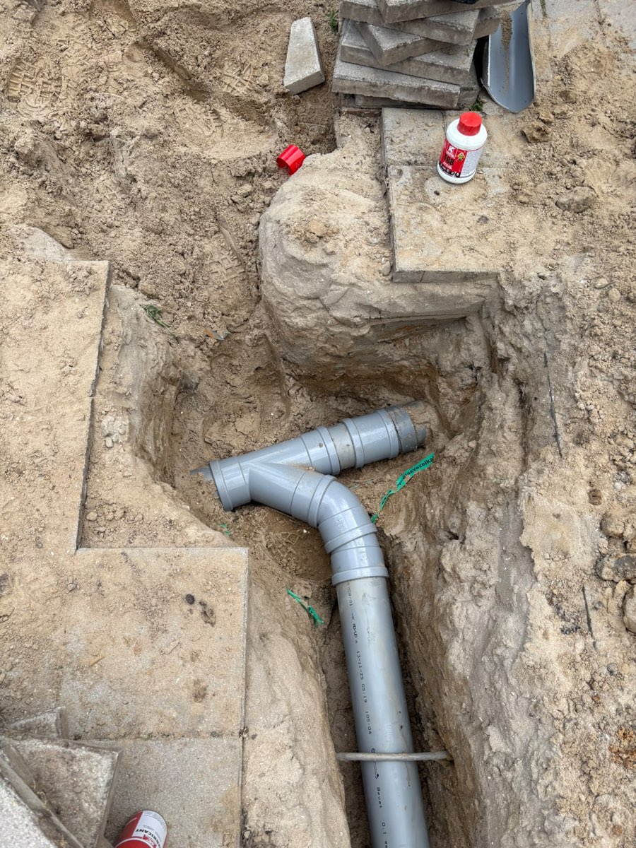 Nieuw leidingwerk aangesloten in de sleuf