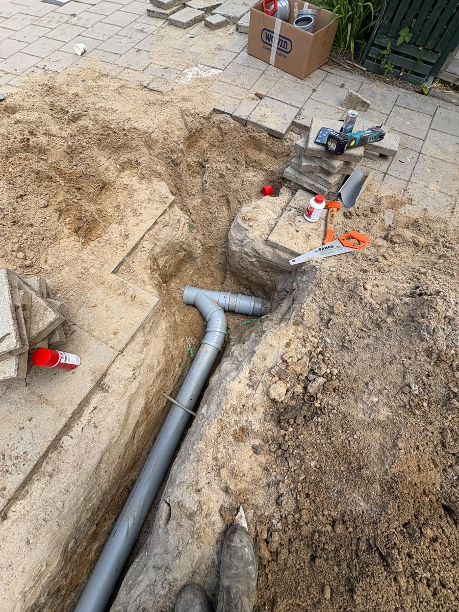 Nieuwe rioolaansluiting in een opgebroken terras