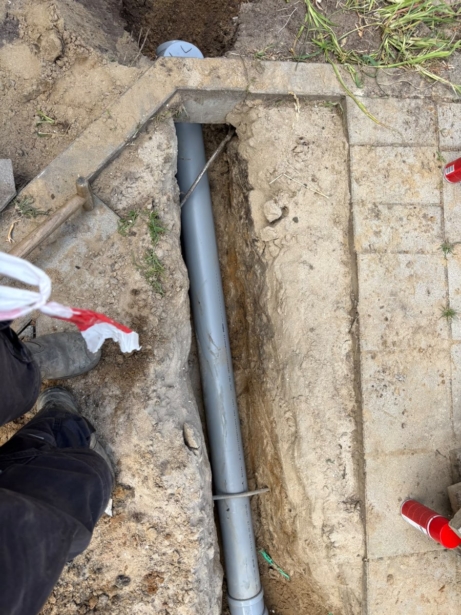 Opgegraven rioolleiding voor inspectie